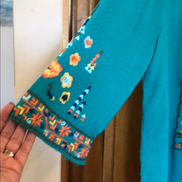 🎉Gorgeous Turquoise Embroidery Top🎉 - Picture 6 of 7
